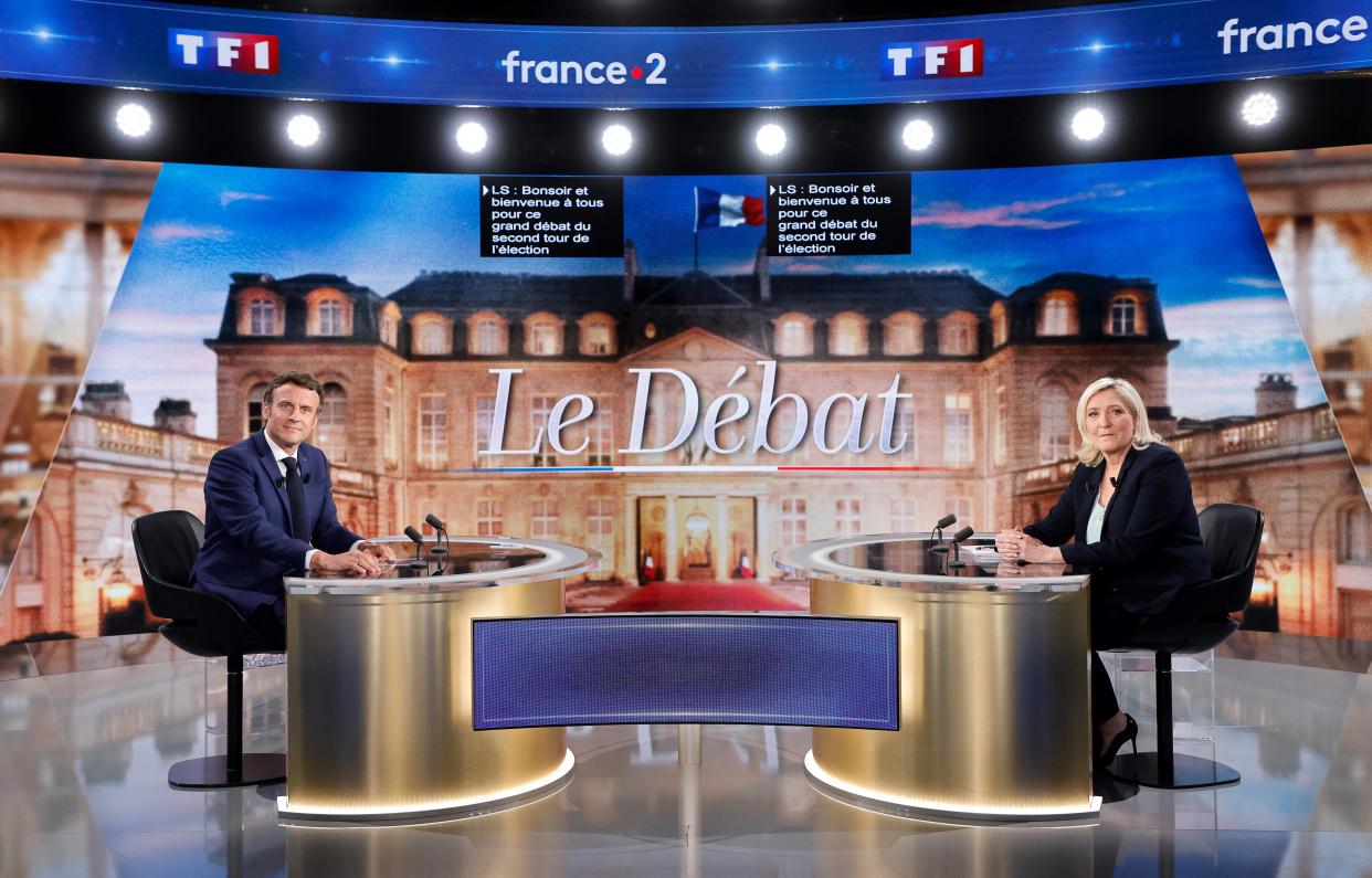 Emmanuel Macron et Marine Le Pen lors du débat d’entre-deux-tours de la présidentielle le 24 avril 2022. 