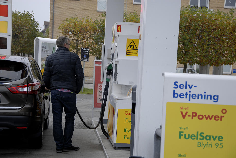 <p>En Dinamarca el precio del litro de gasolina lleva 64 céntimos en impuestos y el de gasoil 0,43 euros, a lo que hay que sumar el 25% de IVA. (Foto: Francis Dean / Corbis / Getty Images).</p> 