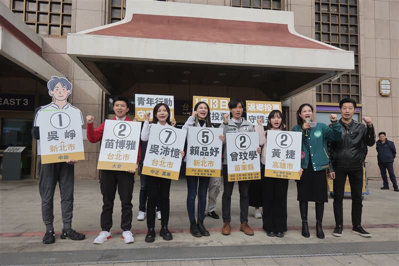 「這個世代」集結在台北車站外，呼籲在地青年返鄉投票。（圖／「這個世代」提供）