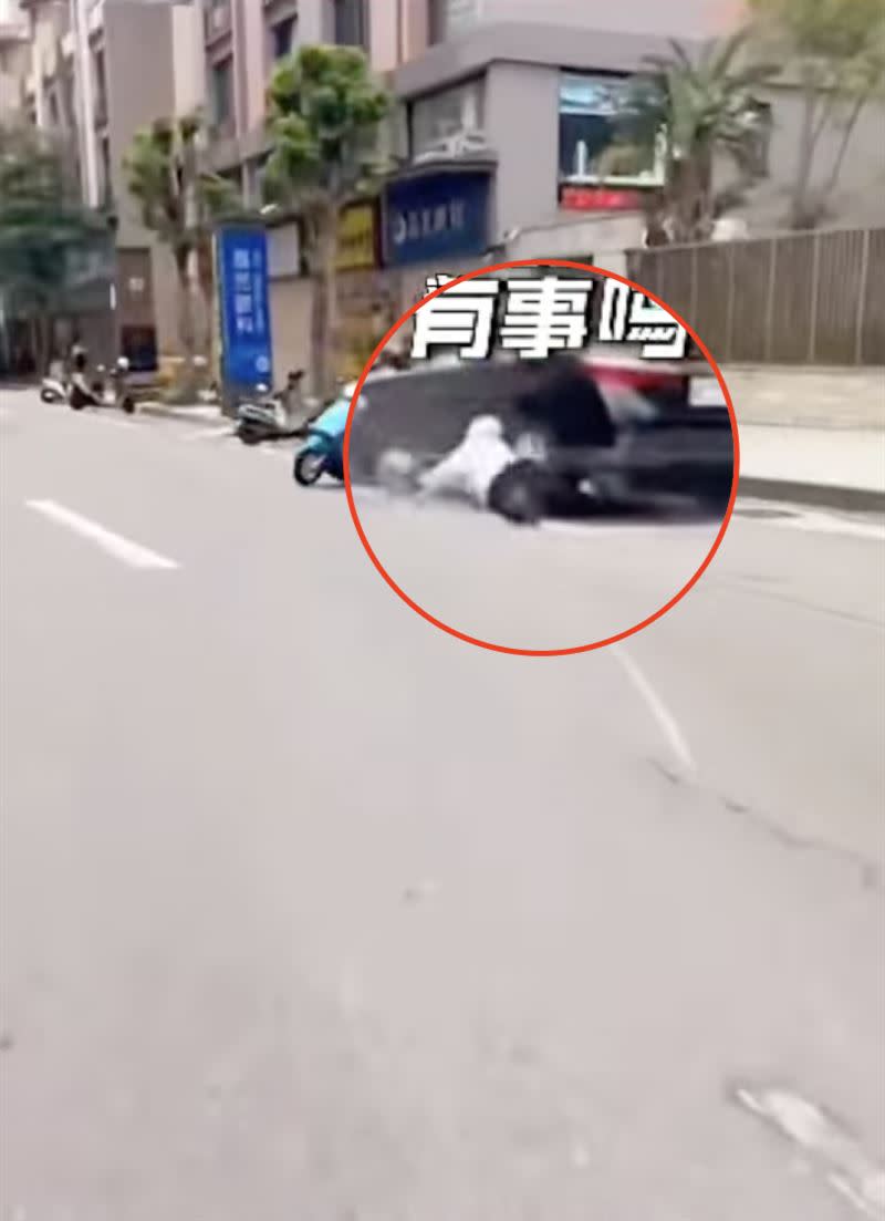 騎士摔車一路滑行，撞上路邊車輛才停下，所幸僅輕傷。（圖／翻攝畫面）