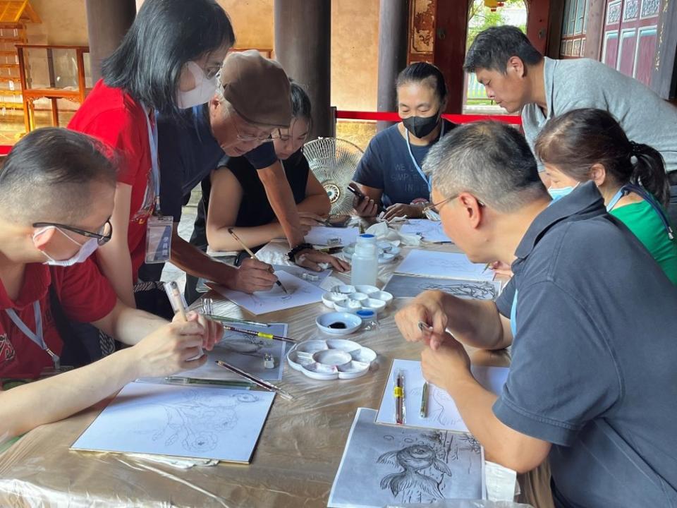 《圖說》參加「板橋走走」，還可體驗傳統彩繪保存者蔡龍進藝師DIY手作課程。〈文化局提供〉