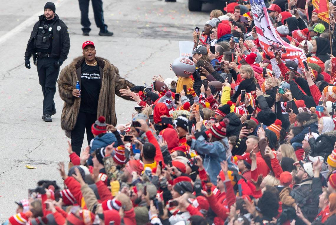 Kansas City Chiefs offensive tackle Orlando Brown Jr. high fived fans during the Kansas City Chiefs Super Bowl victory parade Wednesday. His fur coat and Ugg boots were a fashion moment. Nick Wagner/nwagner@kcstar.com