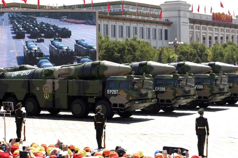 中國解放軍在8月26日向南海發射兩枚東風-21中程彈道飛彈。（翻攝自中國軍網）