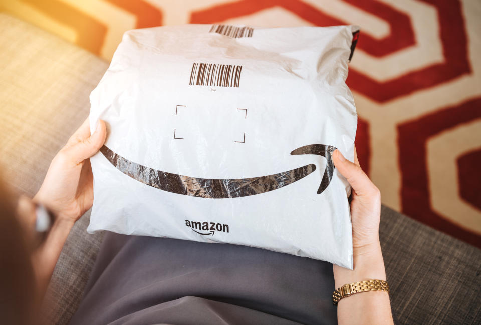 imagen de mujer viendo un paquete de Amazon
