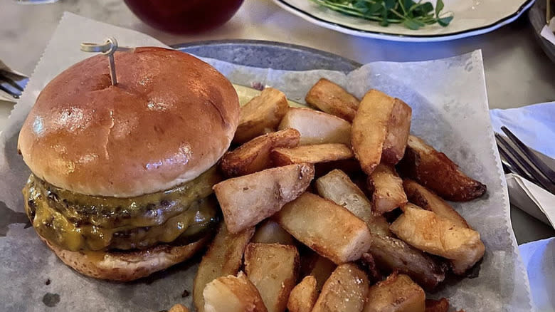 Cheeseburger with chips