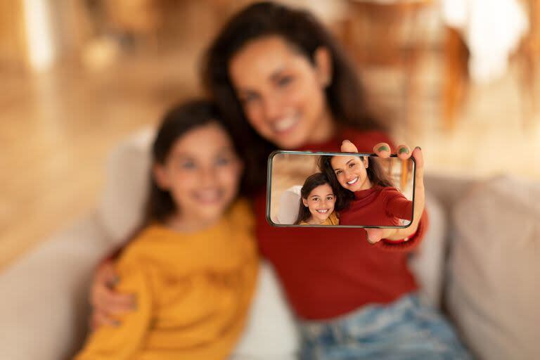Cuando los hijos crecen, pueden aparecer los reproches a los padres por las fotos subidas durante su infancia, pero la huella digital no tiene marcha atrás
