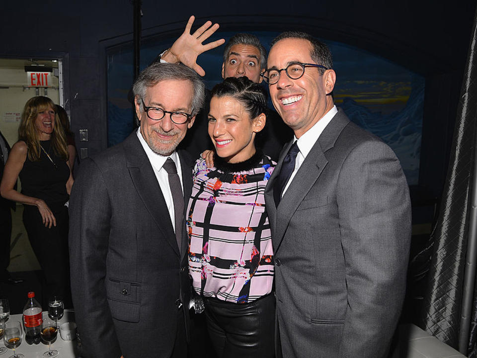 Steven Spielberg, Jerry Seinfeld und seine Frau Jessica posieren hier für das perfekte Gruppenfoto. Wäre da nur nicht George Clooney. Der mischt beim genaueren Hinsehen im Hintergrund nämlich ordentlich mit. (Bild-Copyright: Larry Busacca/Getty Images)