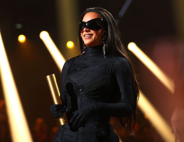 Kim Kardashian West accepts the Fashion Icon of 2021 award on stage during the 2021 People's Choice Awards. (Photo: Christopher Polk/E! Entertainment via Getty Images)