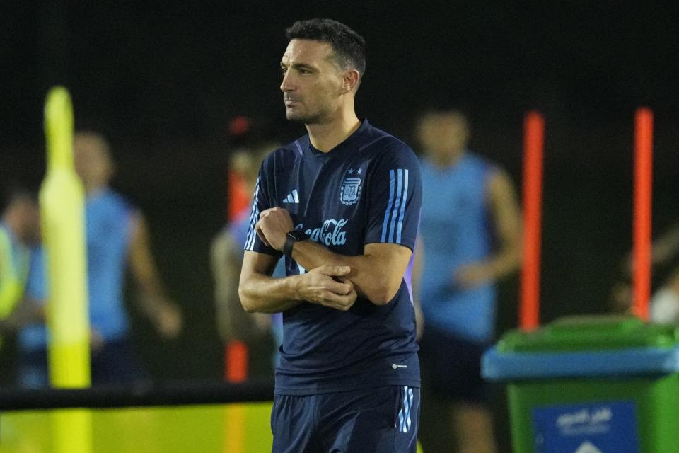 El técnico de Argentina Lionel Messi durante un entrenamiento de la selección en la Universidad de Qatar de cara al partido contra Holanda por los cuartos de final del Mundial, el martes 6 de diciembre de 2022. (AP Foto/Jorge Saenz)