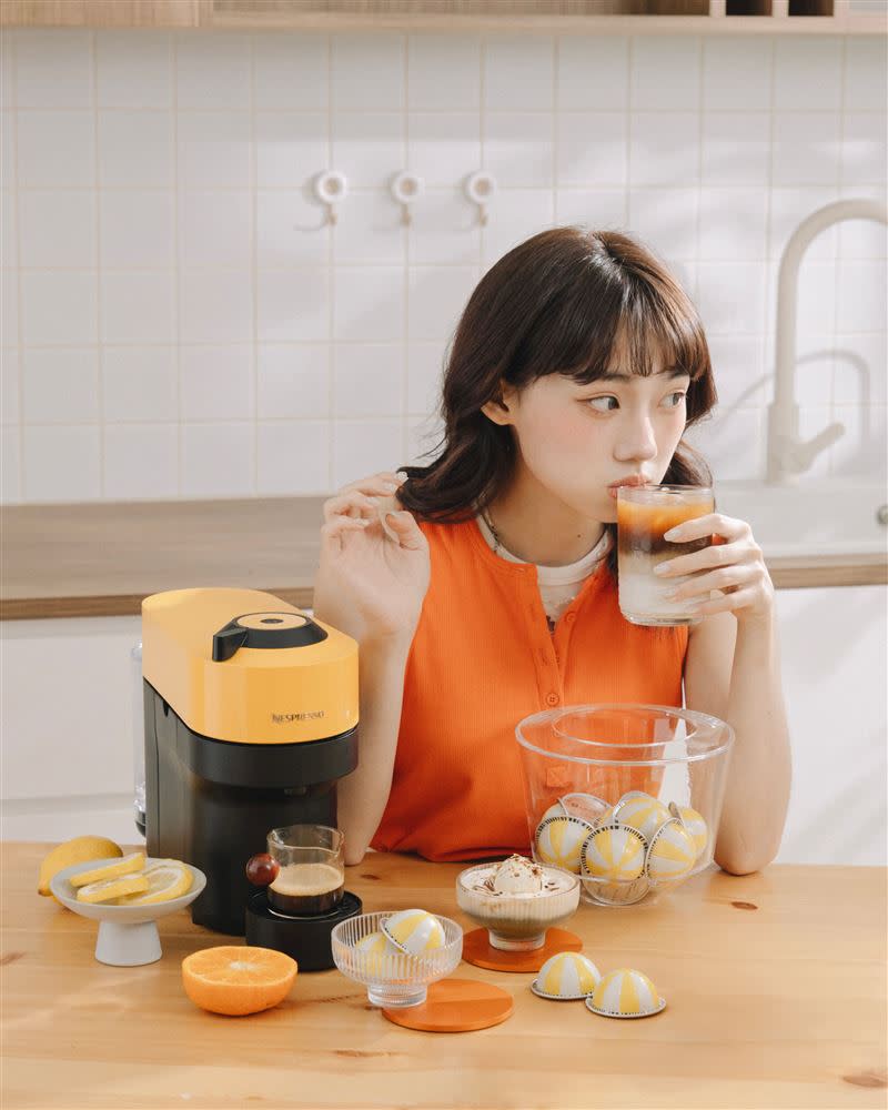 Nespresso消費滿額即贈再生鋁製杯墊組及夏日冰品杯組，用義式消暑甜點「Affogato 阿芙加朵」來趟時光尋味之旅。（圖／品牌業者提供）