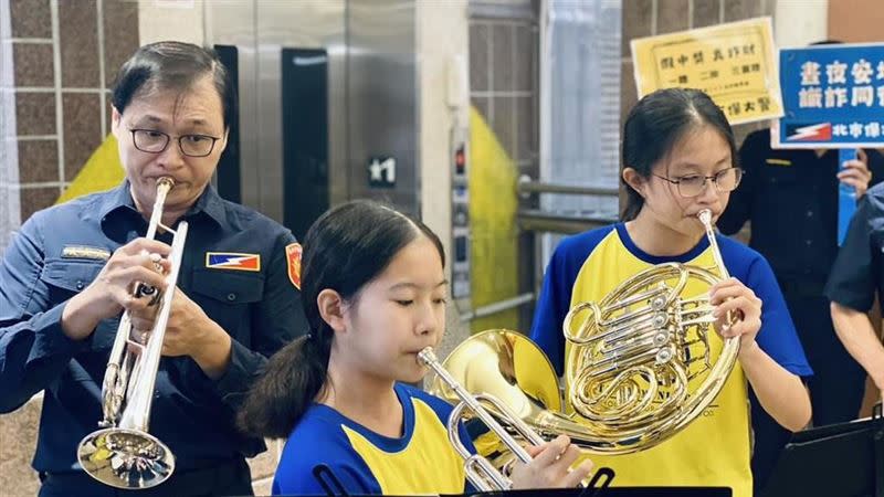 北市保大員警組樂團，與介壽國中學生管弦樂團合奏。（圖／翻攝畫面）