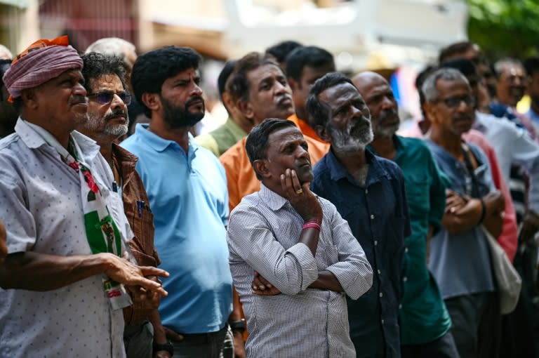 Des électeurs indiens regardent les résultats de l'élection le 4 juin à Bengaluru (Idrees MOHAMMED)