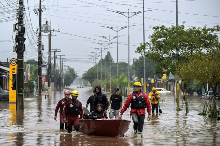 Los bomberos rescatan a los lugareños en un barco, en el barrio de Santos Dumont en Sao Leopoldo, Rio Grande do Sul, Brasil, el 12 de mayo de 2024 (Nelson ALMEIDA)