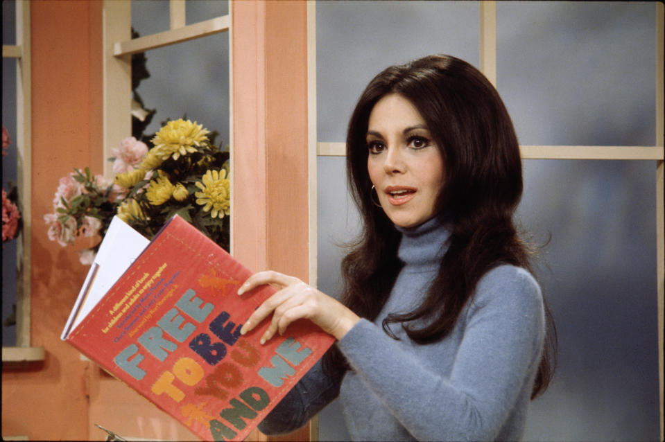 NEW YORK - DECEMBER 13: Marlo Thomas as a guest on Captain Kangaroo, December 13, 1974. With her book: "Free To Be You And Me".  (Photo by CBS via Getty Images) 