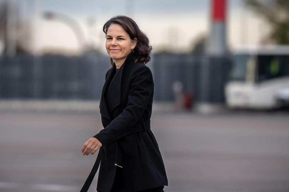 Annalena Baerbock, Außenministerin, geht auf dem Flughafen zu einem Flugzeug der Luftwaffe um nach Abu Dhabi, Hauptstadt der Vereinigten Arabischen Emirate zu fliegen. 