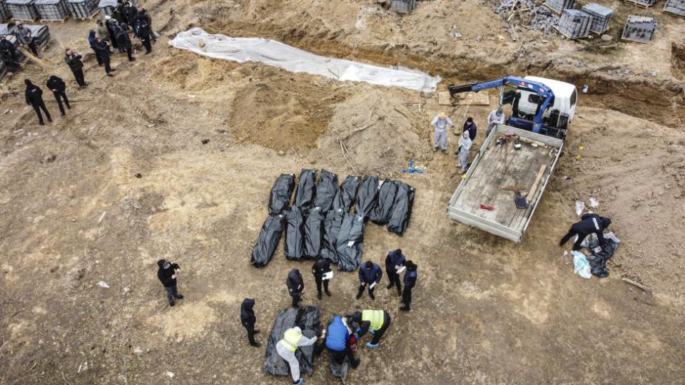 Imagen aérea de cuerpos exhumados en Bucha.