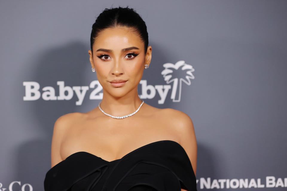 Shay Mitchell shows off her pregnancy style. (Photo: Getty Images)