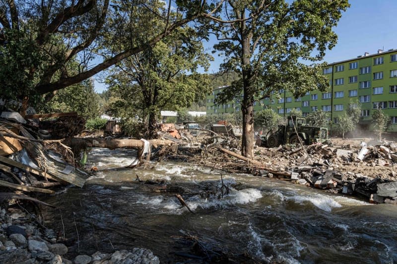 Rubble and bulky waste litter the streets of Glatz following the recent floods. Krzysztof Kaniewski/ZUMA Press Wire/dpa