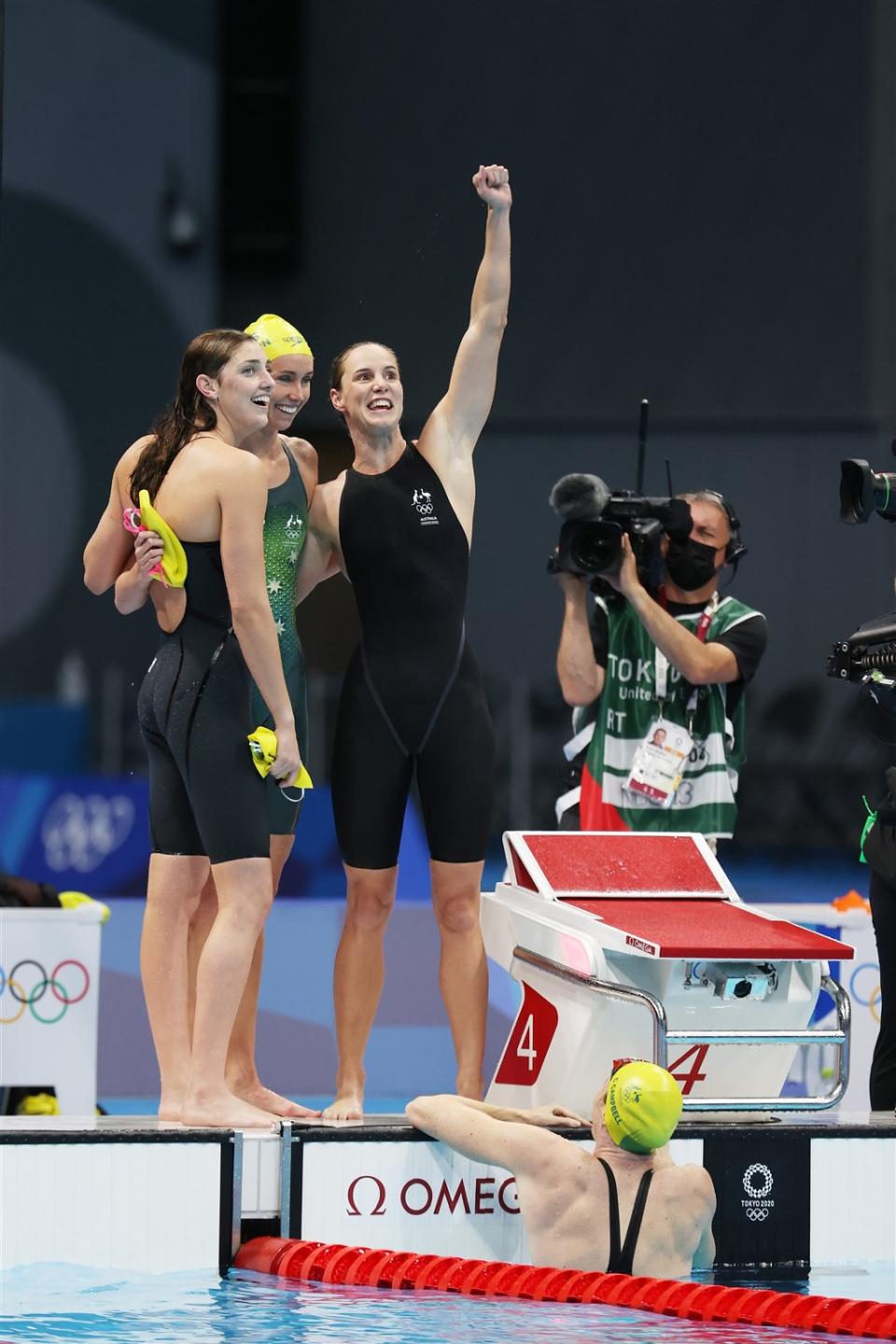 澳洲隊25日在東京奧運游泳女子4x100公尺自由式接力游出新世界紀錄，摘下金牌。（圖取自twitter.com/AUSOlympicTeam）