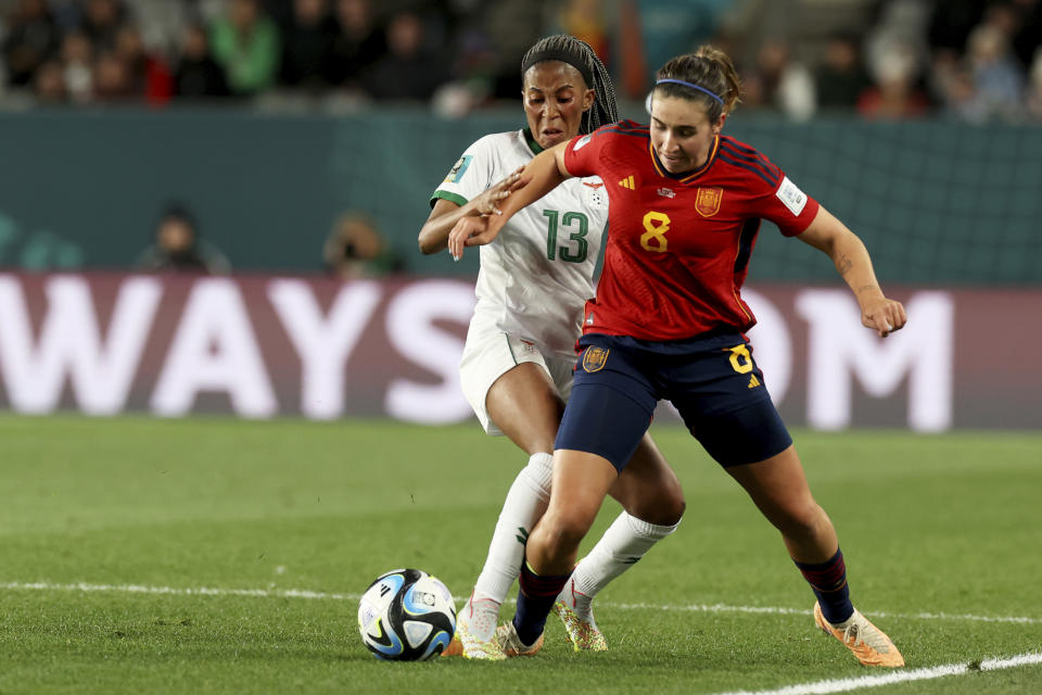 Zambia's Martha Tembo, left, competes for the ball with Spain's Mariona Caldentey during the Women's World Cup Group C soccer match between Spain and Zambia in Auckland, New Zealand, Wednesday, July 26, 2023. (AP Photo/Rafaela Pontes)