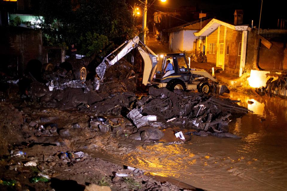 <p>PERIBÁN, Mich.- 24 de septiembre 2018.- Rescatistas quitan los escombros que dejaron las fuertes precipitaciones en este municipio de Michoacán, y que dejó hasta el momento seis personas muertas que fueron arrastradas por la corriente de agua que generó el desbordamiento de un río y una represa. Foto: Agencia EL UNIVERSAL/RCC </p>