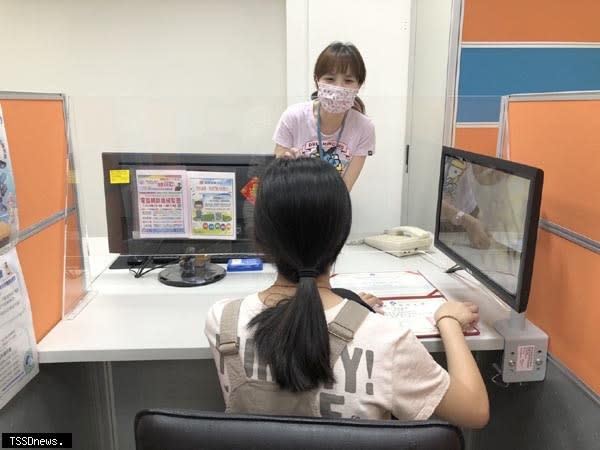 基隆就業中心六堵分站運用就業促進工具協助身障女子重返職場。（圖：基隆就業中心提供）