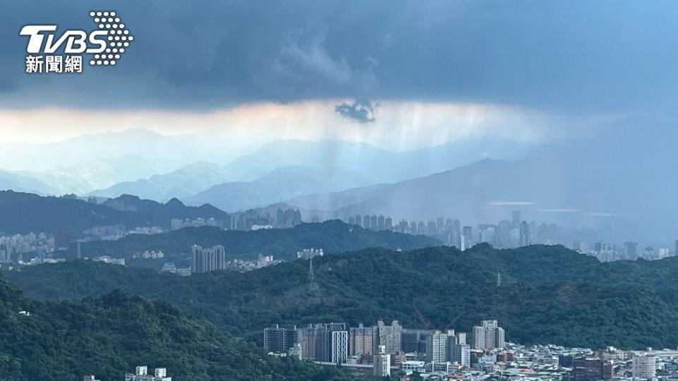 中央氣象局對雙北發布大雷雨即時訊息。（圖／TVBS） 