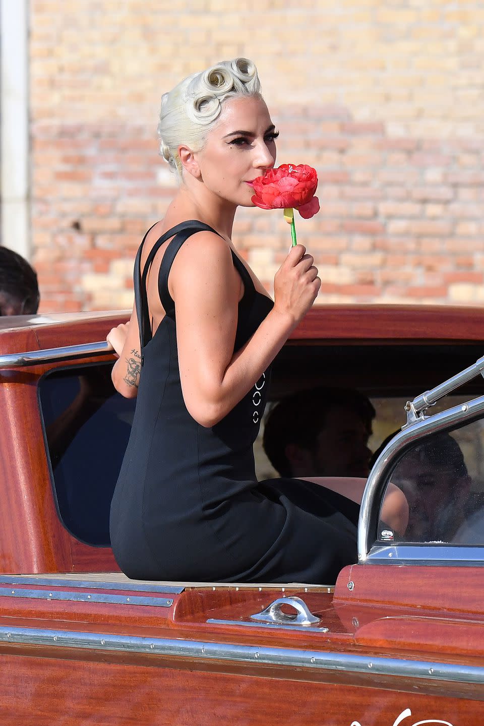 <p>Como toda una diva, ella atendió el festival en uno de los característicos taxis acuáticos de la ciudad. </p>