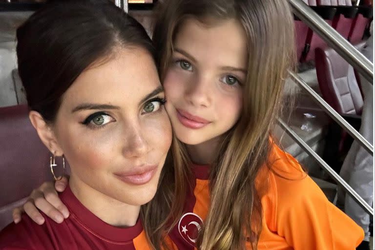 Wanda, junto a su hija Francesa, en el partido que Mauro Icardi convirtió para el Galatasaray
Foto: @wanda_nara