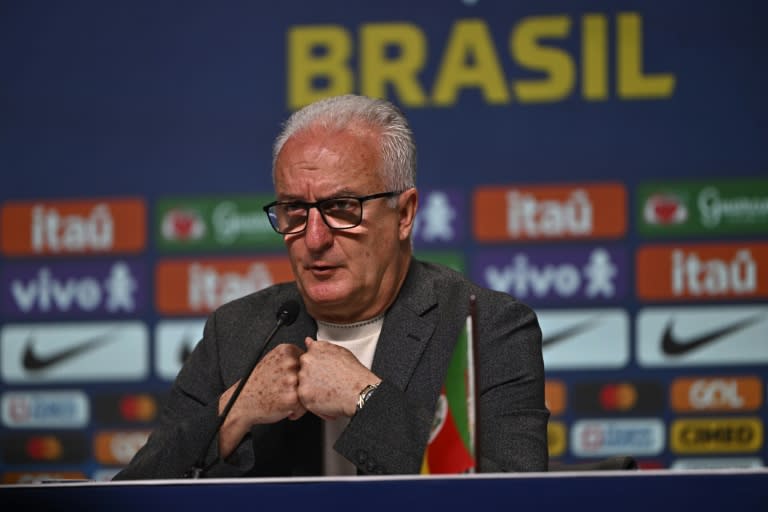 El entrenador de la selección de fútbol de Brasil, Dorival Junior, hace gestos durante una conferencia de prensa en Río de Janeiro, Brasil, el 10 de mayo de 2024. Dorival Junior nombró el equipo que participará en la próxima Copa América en Estados Unidos. (MAURO PIMENTEL)