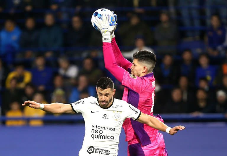 Rossi corta un centro en una aislada llegada de Corinthians en el primer tiempo