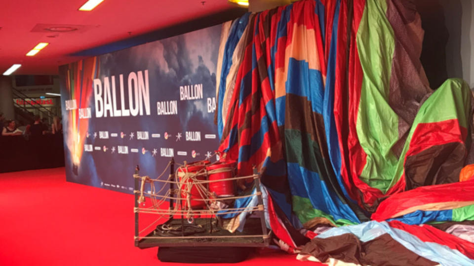 Wer hätte das gedacht: "Ballon" überzeugt auf ganzer Linie! Der DDR-Flucht-Thriller feierte am Mittwoch Weltpremiere in München. Die Standing Ovations bekam Regisseur Bully Herbig aber nicht live mit.