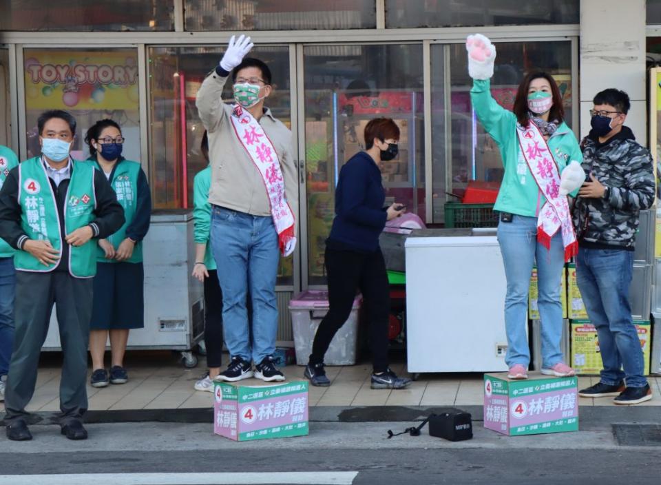 民進黨候選人林靜儀（前右一）昨日在競選總部主委林佳龍（前中）陪同，前往大肚區大肚路口拜票。　　　　　　　　　　　（記者陳金龍攝）