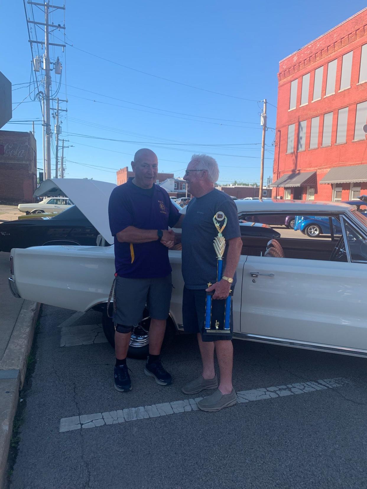 Kent McDowell presented David Malone, Knoxville with the Mayor’s Choice Award. Malone had his 1967 Plymouth Belvedere GTX on display at the Canton Cruise-In.