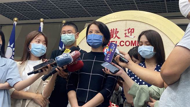 台北市議員王鴻薇聽了怒嗆周玉蔻，怎麼好意思站在法院前面，「真正亂潑髒水就是妳。」（陳薏云攝）