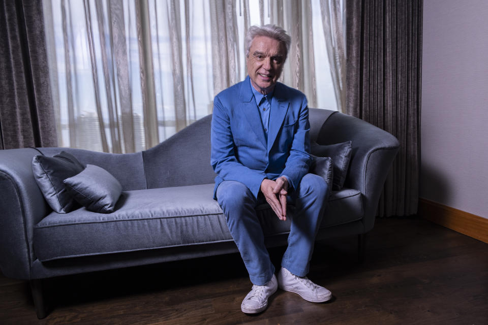 David Byrne de la banda Talking Heads posa para promover la reedición de la película "Stop Making Sense" en el Festival Internacional de Cine de Toronto el lunes 11 de septiembre de 2023, en Toronto. (Foto Joel C Ryan/Invision/AP)