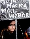 Una manifestante sostiene un cartel que dice ‘Mi útero mi decisión’ durante una manifestación nacional de mujeres hoy, lunes 3 de octubre de 2016, en Katowice (Polonia). A pesar de las fuertes lluvias, miles de mujeres y hombres protestaron para expresar su oposición al endurecimiento de las regulaciones sobre el aborto con una movilización llamada “Lunes Negro”. Miles de mujeres tomaron un día libre de trabajo para expresar su solidaridad y luchar por el derecho al aborto legal, la educación sexual, la anticoncepción y la concepción in vitro. EPA/Andrzej Grygiel