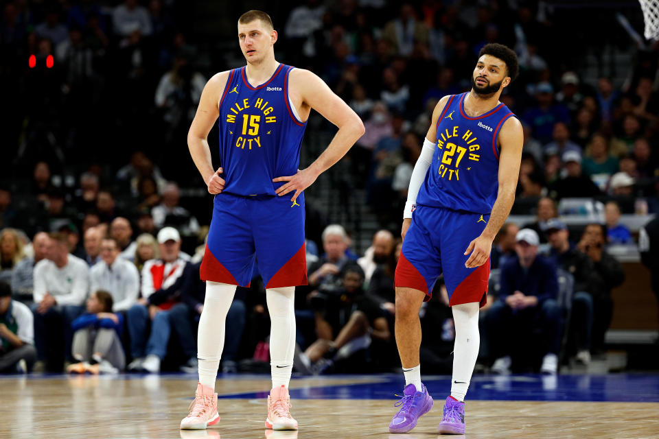 MINNEAPOLIS, MINNESOTA - 19 MARET: Nikola Jokic #15 dan Jamal Murray #27 dari Denver Nuggets tampil melawan Minnesota Timberwolves pada kuarter ketiga di Target Center pada 19 Maret 2024 di Minneapolis, Minnesota. Nuggets mengalahkan Timberwolves 115-112. CATATAN UNTUK PENGGUNA: Pengguna secara tegas mengakui dan setuju bahwa, dengan mengunduh dan atau menggunakan foto ini, Pengguna menyetujui syarat dan ketentuan Perjanjian Lisensi Getty Images. (Foto oleh David Berding/Getty Images)