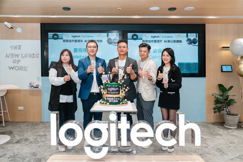 Logitech台港澳總經理 施前江Aries (中) 與團隊舉杯歡慶 Logitech for Business 商務協作展示中心開幕一週年，成效卓越。（Logitech提供）