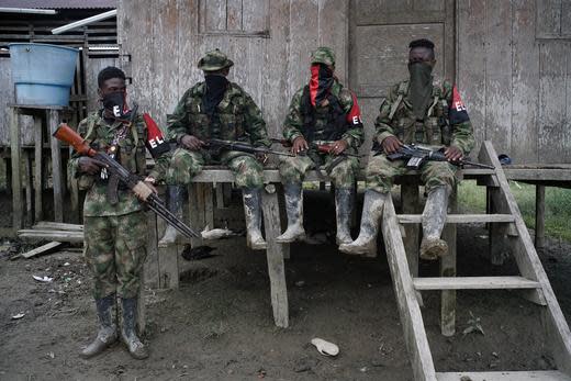 Foto de archivo. Rebeldes del Ejército Marxista de Liberación Nacional (ELN) de Colombia descansan frente a una casa cerca del río San Juan, en las selvas del Chocó