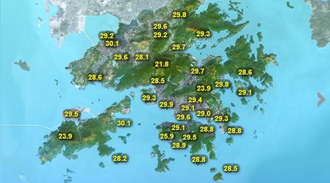 本港地區今日天氣預測天氣炎熱，部分時間有陽光，局部地區有驟雨。