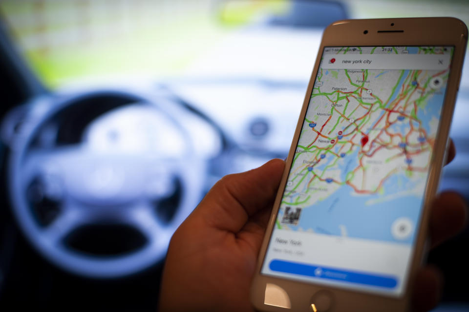 Google Maps kann eine gute Hilfe sein - wenn es einen nicht gerade in einen Baum navigiert (Symbolbild: Jaap Arriens/NurPhoto via Getty Images)