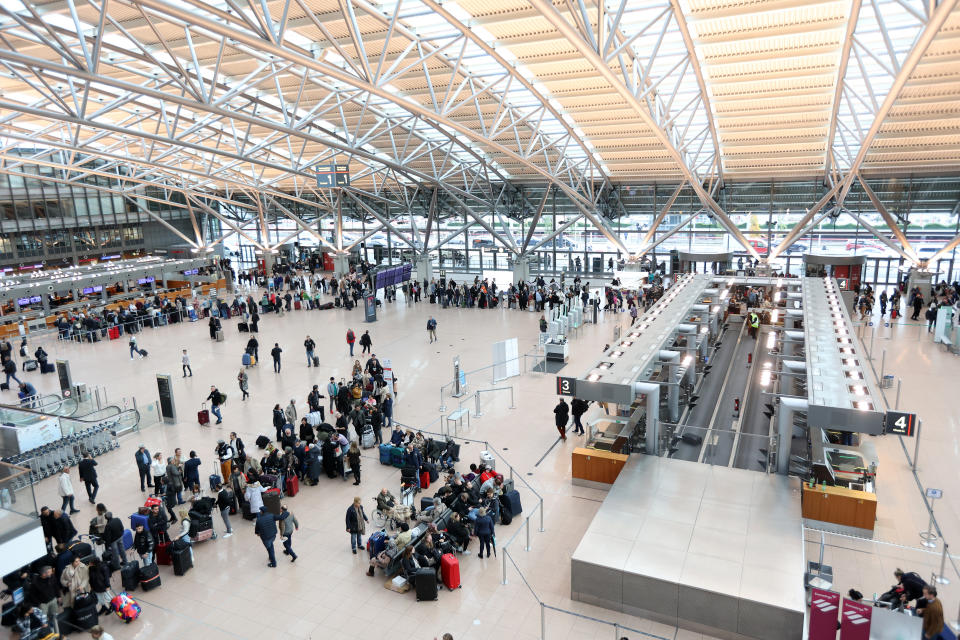 Tausende Fluggäste waren vom Samstagabend an von der Geiselnahme auf dem Hamburger Flughafen betroffen, Hunderte Flüge wurden gestrichen (Bild: Bodo Marks/dpa)