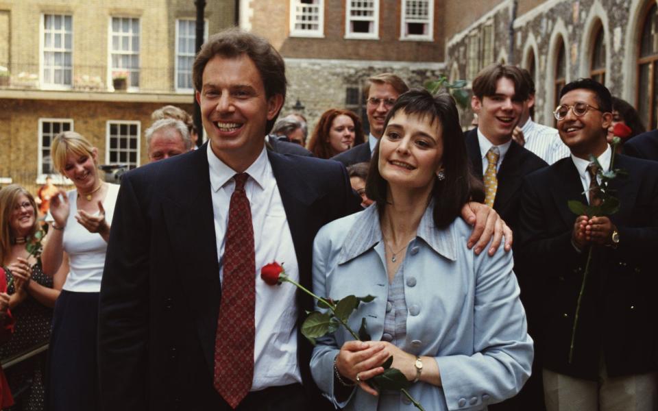 Auch dank der Beatles wird die britische Popkultur von der Politik hofiert: Als die Medien Mitte der 90er-Jahre die Erfolge von Britpop-Bands wie Oasis und Blur und Filmen wie "Trainspotting" unter dem Slogan "Cool Britannia" zusammenfassten, sah sich auch Tony Blair, der 1997 zum Premierminister gewählt wurde, nur allzu gerne als Teil dieses "coolen", neuen britischen Zeitgeistes. (Bild: 2007 Getty Images)