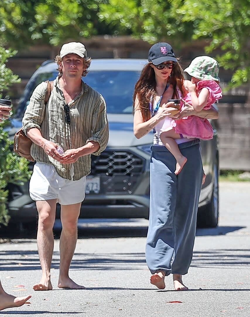 Dakota Johnson y Jeremy Allen White fueron vistos caminando juntos por Malibú, California. Al paseo también se sumó una de las hijas de él, quien se mantuvo muy tranquila en los brazos de la actriz. Las estrellas son amigas desde hace muchos años e incluso Johnson es madrina de una de las niñas de Allen White

