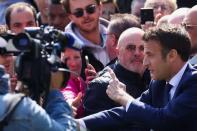 <p>Emmanuel Macron a salué la foule en votant au Touquet, pour le second tour de l'élection présidentielle, le 24 avril 2022.</p>