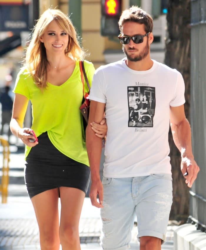 Alba Carrillo y Feliciano López paseando por la calle