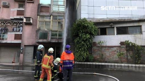 桃園新屋一處工廠大火，消防人員前往灌救。（圖／翻攝畫面）