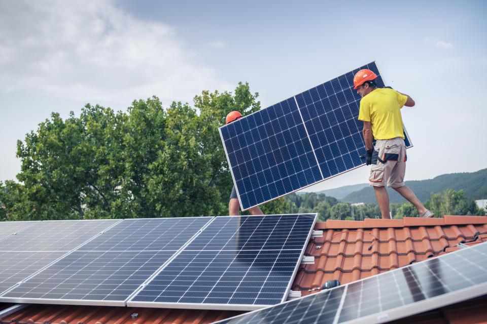 Mit der steigenden Nachfrage nach nachhaltigen Technologien steigt auch die  Nachfrage nach Menschen in Klimajobs. - Copyright: ArtistGNDphotography / getty images