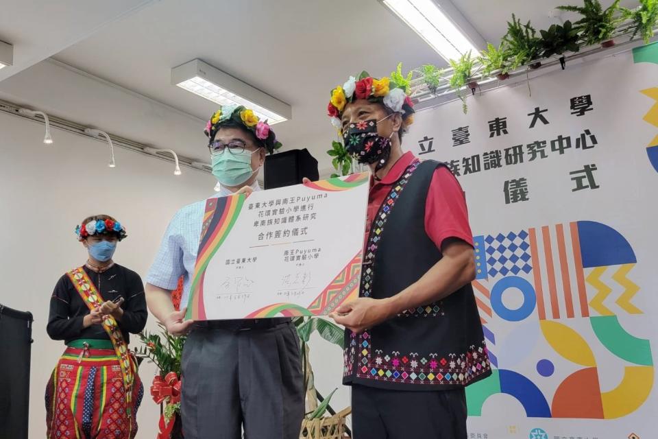 臺東大學校長曾耀銘(左)與南王Puyuma花環實驗小學校長洪志彰簽屬合作。